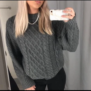 Stickad tröja  - Bara testad när jag köpte den från h&m, så den är helt ny, säljer pågrund av att den är för stor den sitter som en L på mig men är i storlek S nypris 199kr säljer för 50kr