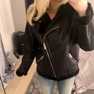 Skin jacka  - Säljer denna skit fina skin jacka ifrån zara tror jag, köpt för 1250 kr.😉jätte bbrkväm och mjuk. Säljer för 500❤️ skriv i dm om ni är intresserade 💓⭐️