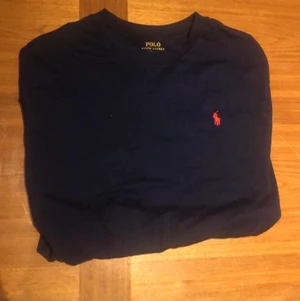 Polo Ralph Lauren, blå långärmad tröja. - Aldrig använd, storlek L, långärmad, kan absolut tänka mig diskutera pris.