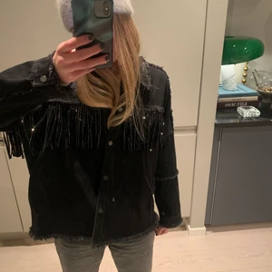 Jacka  - Populär jacka från zara! Super bra skick🥰 nypris 559 tror jag, säljer för 300kr