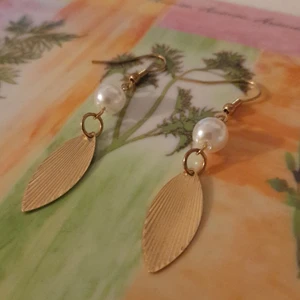 Guld örhängen med pärla - Guld, 6 cm långa, använda 1 gång, fick för 3 månader sen