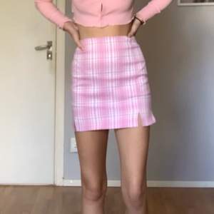 Säljer denna jättefina rosa kjol som inte kommer till användning. Är 170cm för referens. Den sitter jättebra på och är även bekväm💕 (köpare står för frakt)