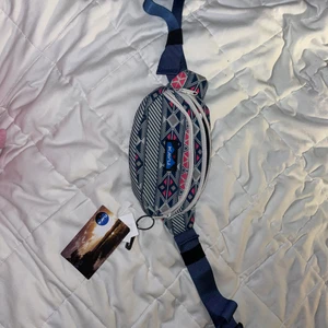 Kavu magväska  - Sista bilden är tagen från Kavus webbsida! Helt ny, oanvänd magväska från Kavu med lappar kvar. Två fickor och ett justerbart bälte. Ord. Pris 250kr, säljer för 99!