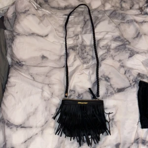 Väska  - En fin väska i bar sick har använt den 1 gång använder inte den för den passar inte till mig och vill att någon annan ska ha användning av den💕