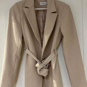 Blazer - Ny blazer från NA-KD, tyvärr för liten för mig så har bara hängt i garderoben. Storlek 36