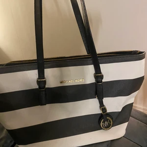 Michael Kors väska - Säljer denna super fina väskan från Michael Kors. Har haft den i ett år.