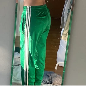 Adidas byxor  - Jättecoola adidas gröna byxor med vita ränder. Sitter snyggt och perfekt oversized på mig som har storlek s/m. Ger en 2000-tals Gwen Stefani vibe. Skriv privat för fler bilder. Frakt ingår ej 💕