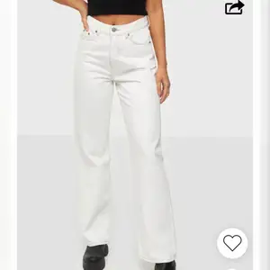 Säljer dessa vita Dr denmin jeans pågrund av att dom är lite för stora för mig vid midjan men längden är perfekt på mig som är 170cm. Dom är knappt använda och inga skador. Säljer för 200 + frakt.