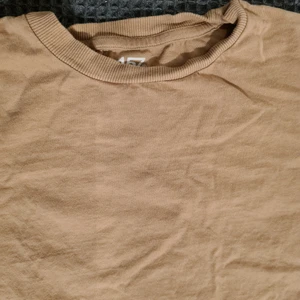 Beige T-shirt, storlek S  - Beige T-shirt  Storlek S  Frakt tillkommer, 48kr 