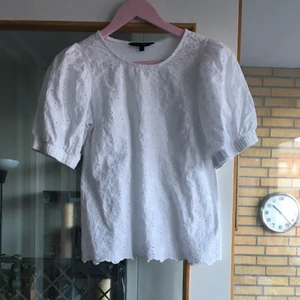 Vit blus storlek S  - En vit blus från Kappahl storlek S. Är i jättebra skick. Skönt material. Frakt ingår ej 