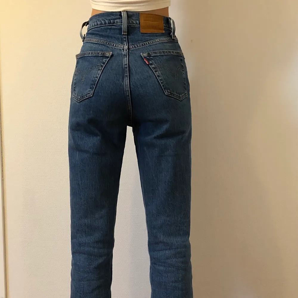 Säljer levi’s populära jeansmodell ribcage i den sällsynta stl 23. Jeansen är i bra skick, dock någon slitning. Nypris är 1299kr, men jag vill ha 350kr + frakt. Om fler är intresserade får man buda i kommentarerna!!. Jeans & Byxor.