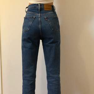 Säljer levi’s populära jeansmodell ribcage i den sällsynta stl 23. Jeansen är i bra skick, dock någon slitning. Nypris är 1299kr, men jag vill ha 350kr + frakt. Om fler är intresserade får man buda i kommentarerna!!