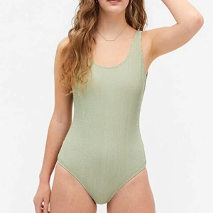 Baddräkt från Monki - Säljer helt oanvänd baddräkt från Monki, älskar färgen på den och den har ett snyggt räfflat mönster. Alla lappar sitter kvar och den är plomberad så helt oprövad, säljer för 100 kr o gratis frakt💓