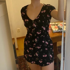 Blommig klänning strl S - Supersöt miniklänning med rosa blommor, perfekt till våren och nu på vinter med flera lager. Priset inkluderar frakt 💓