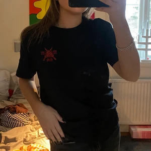 Tshirt - Med tryck på ryggen, osäker på storlek men tror herr S