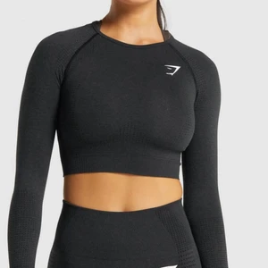 Gymshark crop top - ”Vital seamless 2.0 long sleeve crop top”  Snygg tränings top från gymshark. Aldrig använd! Nypris: 350 SEK men säljer för 120kr + frakt (66kr) ⚡️⚡️ DM om du är intresserad!💞💞
