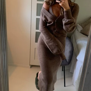 Adoore slip dress brown  - Säljer min helt underbara adoore klänning samt tillhörande kofta🤎Köptes i september detta året och har använts få gånger🤎Däremot skulle jag säga att själva klänningen lätt nopprar sig, något som går att fixa men jag inte har orken att sitta med🤎Den är ganska nopprig i nuläget, jag orkar själv inte sitta med det så därav lämnas det till köpare för ett lite billigare pris🤎Betalade 2 400kr för båda delarna sammanlagt och båda är i storlek är i st 38, passar även den som har 36 eller 1 storlek upp🤎