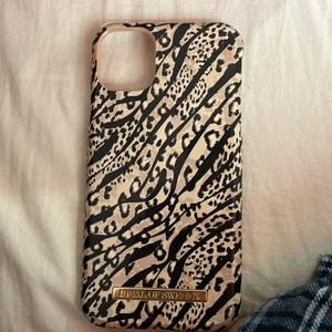 Köptes för 399 - Säljer även detta riktigt snygga Ideal Of Sweden skalet. Leopard mönster Passar både IPhone 11 och iPhone XR. Ännu en gång säljer då de tyvärr inte passar min nya telefon.  Knappt använt därav priset!   Frakt tillkommer på 24kr.   GOTT NYTT ÅR! 🍾❤️ 