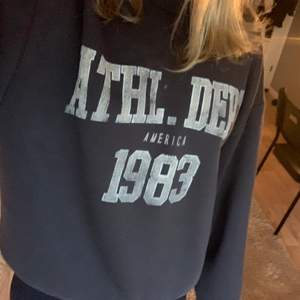 Sweatshirt från Gina i jättebra skick, som ny! Storlek S, jättegosig och najs😝🎅🏼❤️‍🩹