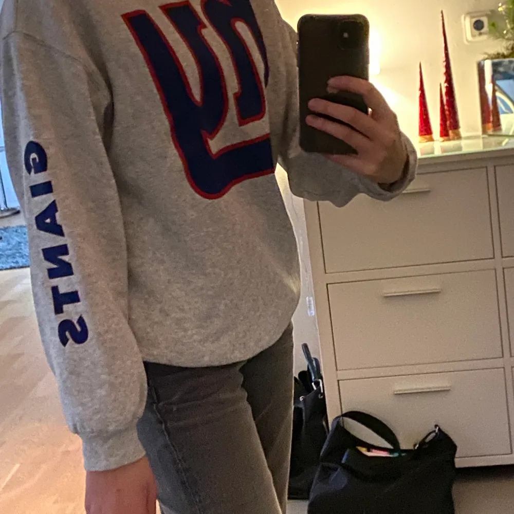 Super cool sweatshirt från hm i storlek XS men skulle säga att den passar upp till storlek M. Tröjan är i bra skick, sällan använd.💞 köpare står för frakt!! . Tröjor & Koftor.