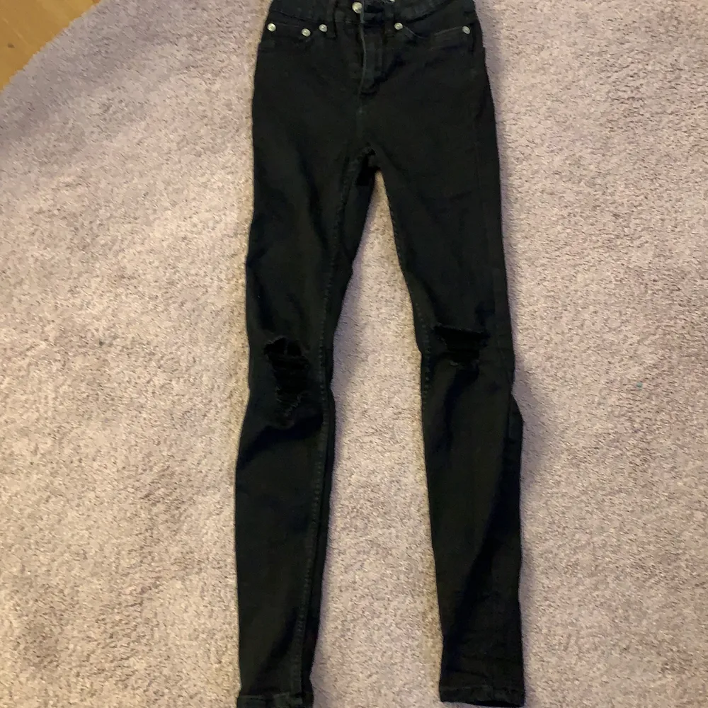Detta är ett par svarta oanvända skinny jeans från lager 157. Storleken är XXS/XS och passar mig sådär, hål i knäna och perfekta för en liten kylig vårdag. Jeans & Byxor.