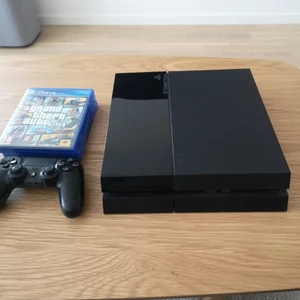 Ps4 - Ps4, en kontroll 3 spel: gta 5, fifa 17 & fifa 18, allt för 2000 kr. Produkten är i mycket fint skick. 