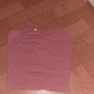 Linne - Säljer min rosa linne från hm i strl Xs tar bara emot kontanter 