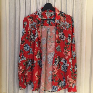 Skjorta blommig - Superfin blommig skjorta från hm som är i bra skick, knappt använd:) Frakt tillkommer och jag tar emot swish. Kolla in min profil för mer snygga och villiga kläder!