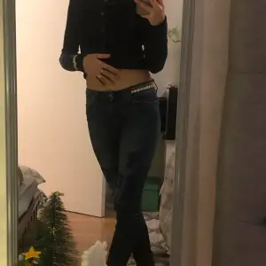 Original pris: 650kr, skinny low rise jeans xs. vintage också!! skriv gärna om du vill ha fler bilder på dessa 💕Frakt tillkommer(66kr)