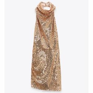 Glittring klänning - Supersöt klänning mad guldfärgade paljetter från zara perfekt till nyår, öppen rygg. Säljer pga valde en annan klänning till nyår. Perfekt i längd och storlek för mig som är 175cm lång och brukar ha storlek s/m. Kan mötas på ropsten om man vill ha den innan nyår annars vanlig frakt. Aldrig använd, lapp kvar
