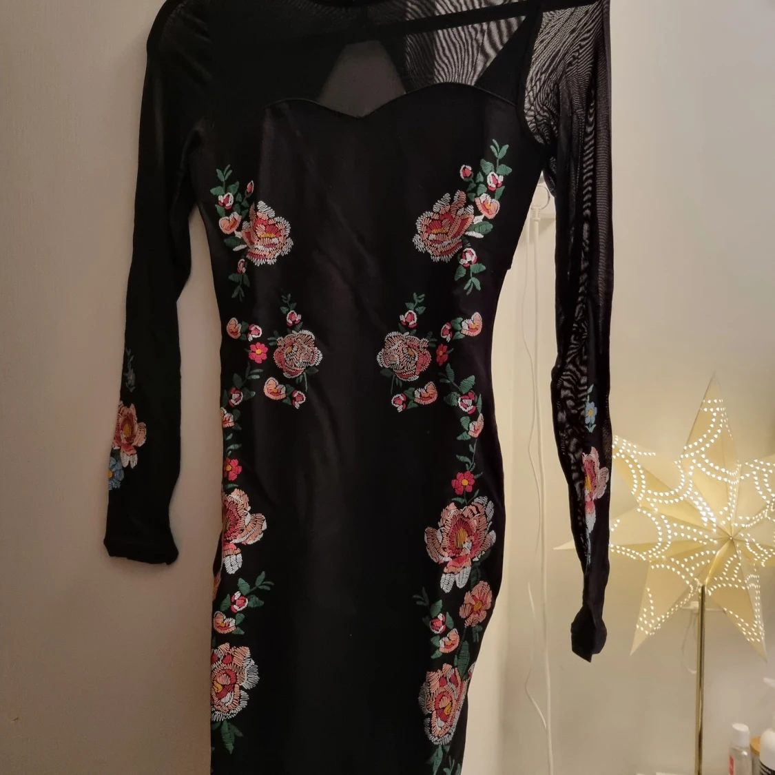 Divided tight klänning.