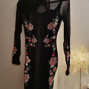 Divided tight klänning. - Stl 32 , lite stretchigt tyg , tight passform , använd fåtal gånger. Mycket bra skick. Broderade blommor och mesh tyg :)