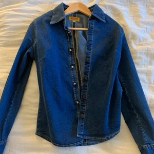 Jeansskjorta - En jeansskjorta i stretchigt material och fint skick