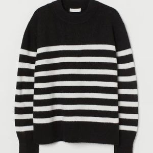 Randig tröja strl M - ❌lånad bild❌ jätte fin randig stickad tröja från H&M. Inte super använd och i fint skick. Modellen är kortare än vad den ser ut att vara på bilden!!! Köparen står för frakten 💕 