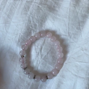 Kristall armband  - Kristall armband i kristallen rosequartz/ rosenkvarts , köptes på sök och Finn för 200kr 