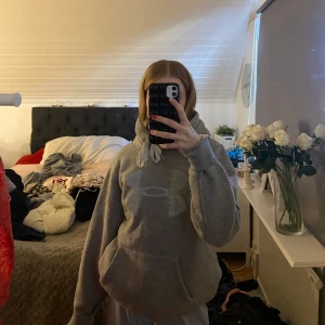 under armour, grå, storlek S/M - Grå hoodie från under armour, den kommer från Turkiet och är storlek xxl men på så är den som en S/M för Turkiet storlekar är hyfsat små i storlekarna. Bra ex till skolan eller idrotten om man fryser. Trycket ska vara sprucket för det är det som ska vara coolt. Trycket är lite grå reflex färg men känns som ett vanligt tryck. Sömmarna och kvalitet på hoodien är verkligen jätte bra och ett vitt snöre till.😊👍🏼