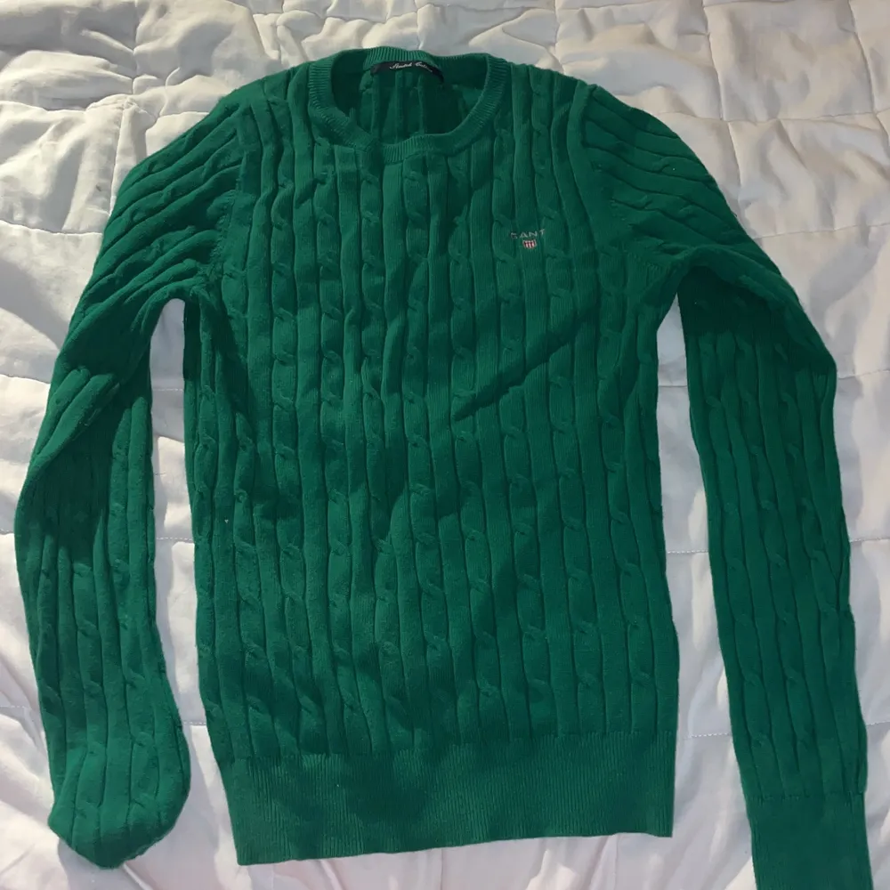 Använt mycket men skickas såklart nytvättad. Utöver lappen som saknas på bild 3 (och lite trådar där lappen satt) är tröjan i bra skick. Sänkt pris! 💫. Neuletakit & Villapaidat.