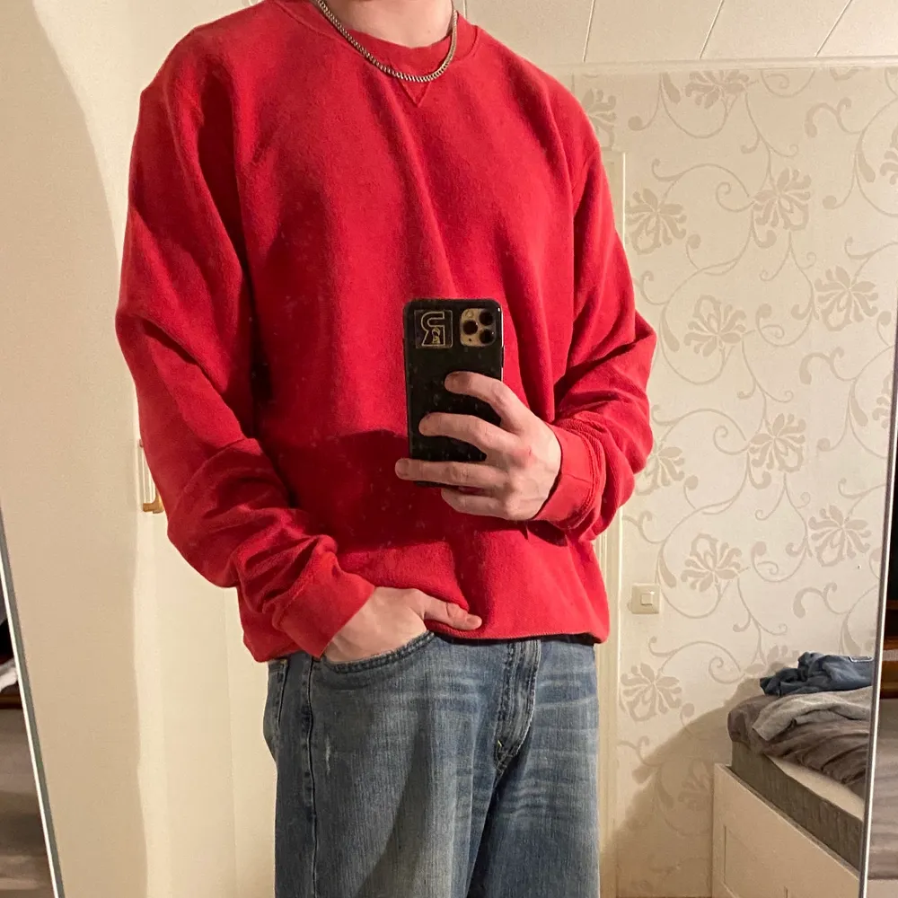 Plain Red Sweatshirt.                                                       Size tag L                                                                                Fits like L                                                                               Skick 10/10                                                                       Modellen är 185cm lång. Mer finns på sidan, skriv vid ytterligare frågor eller funderingar♻️🔌 Priser går alltid att diskuteras!. Hoodies.