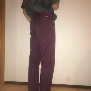 Dickies byxor lila/bruna - Snygga dickies robust workwear herr! Fint skick. Storlek 34/34. Modell i bilden är ca 193cm