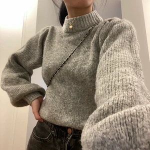 Polo tröja från Gina tricot - Jätte fin tröja i stl S, en aning nopprig men inget man tänker på. Köptes för ca 400kr, säljer för 100kr exl frakt som tillkommer på 66kr (spårbar) eller frimärken om de önskas💥