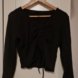 Svart Crop Top | Gina Tricot  - Väldigt skön material, man kan reglera hur kort tröjan skall vara, större i storlek så om man är M hade jag mog sagt att det här är lite "större medium" 