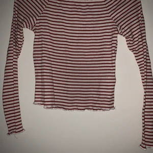 Off-shoulder topp - En off-shoulder topp med volanger längs kanterna. Ribbat tyg & toppen är i ny skick! 