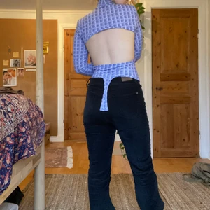 NAKD body med öppen rygg - Lila mönstrad body, as söt och bra kvalitet💕 Tyget är inte genomskinligt så funkar toppen utan bh eller klistermärken:)