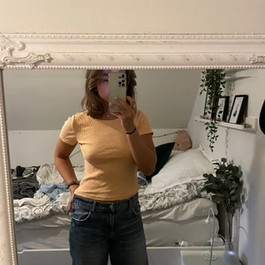 Orange tröja - En jättefin orange t-shirt som är lite tjockare i tyget🥰 är i storlek L men passar mig som vanligtvis använder S💕