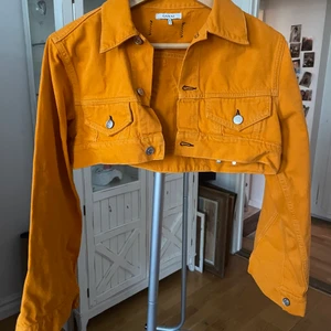 Ganni, jacka - Dovt orange jacka från Ganni. Använd 1 ggn så den är i princip som ny. Den är i jeansmaterial. 