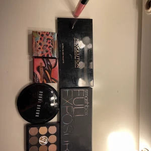 Smink 💄  - Smashbox full exposure som är en ögonskuggspalett. W7 är även den en oanvänd ögonskuggspalett. Benefit är 2 olika rouge. Bobbi brown är en rouge och highlighter. Från makeup revolution är det en palett med massor av olika bronzer och highlighter och även ett läppglans från makeup revolution 