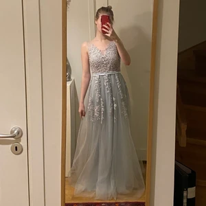 Balklänning  - Säljer min skitfina balklänning från 9an eftersom den endast blev använd en gång. Köpt för 1000 och i väldigt bra skick, pris kan diskuteras såklart. Finns ingen direkt storlek på den men skulle säga att den är en S/M och passar nog A/B/C i bysten. Bara att fråga om det behövs mer bilder!