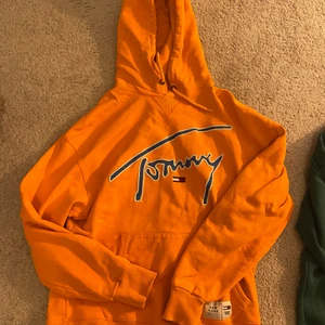 Hoodies - Tre olika hoodies. Orange tommy 175kr storlek M sitter skönt och ganska oversized och boxigt. Grön shein 100kr storlek M men sitter mer som en S  , pastellblå bikbok 150kr Storlek s men välidgt oversized 