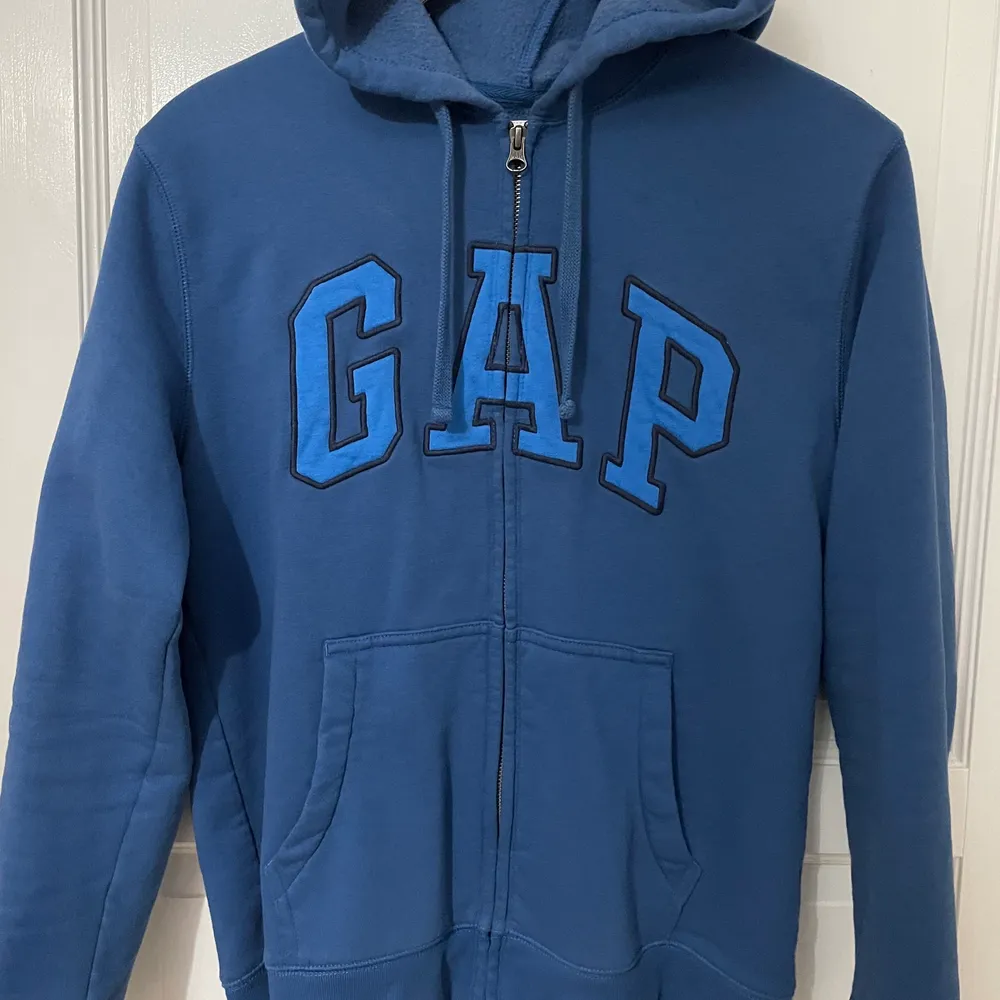 Säljer denna snygga GAP zip up hoodie som köptes för 500kr. Har endast använt den seriöst 3 gngr. Sitter lite för tajt på mig. 10/10 i skick utan några problem. Ganska värmande med tanke på tyget.. Hoodies.