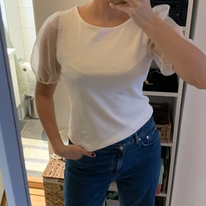 Vit topp med puffärm  - ✨